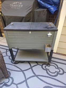 Mobile cooler chest