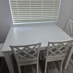 ♤♤♤♤♤♤ Adorable  WHITE  TABLE AND 4 MATCHING CHAIRS &200 [OR BEST OFFER ♤♤♤♤¡♤♤

CASH ONKY!!