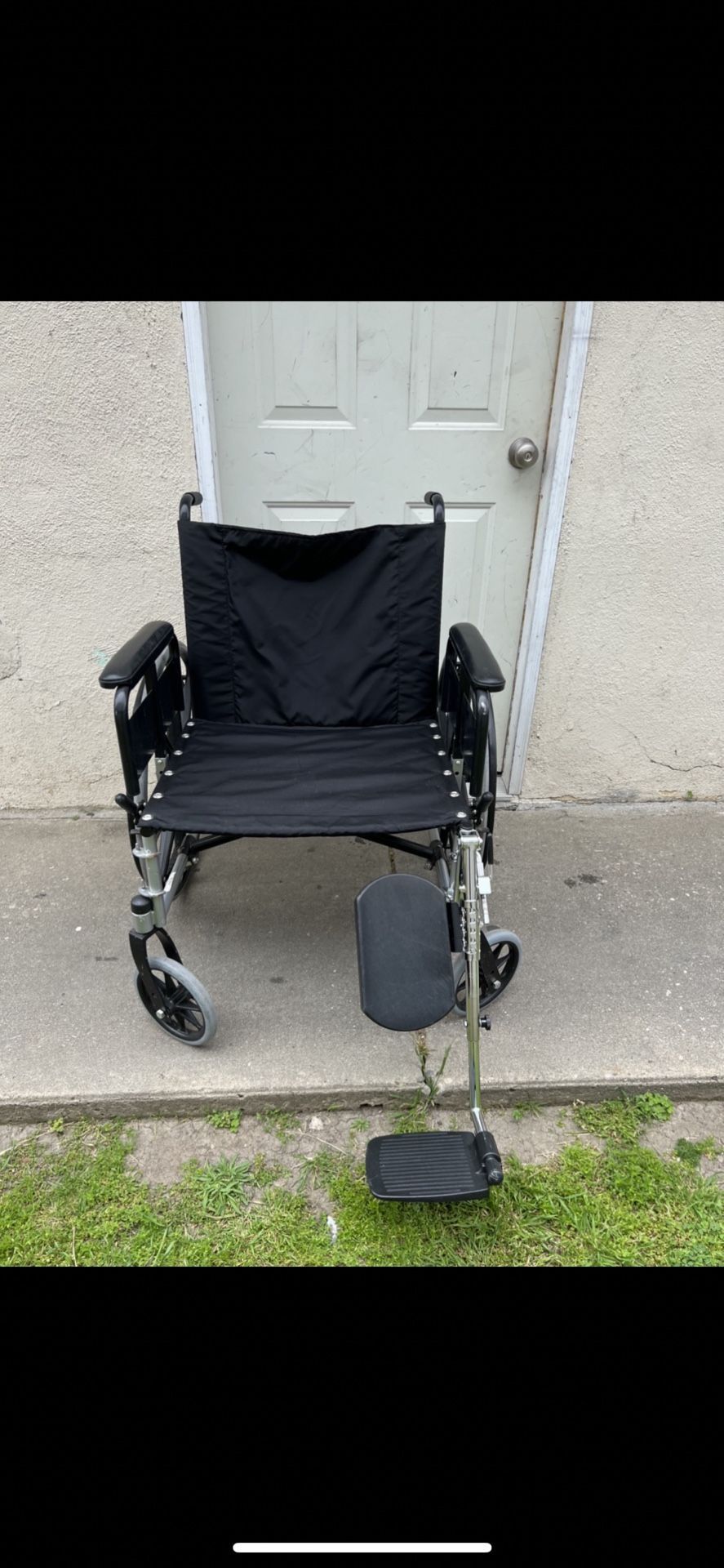 WHELLCHAIR MISSING ONE FOOTREST