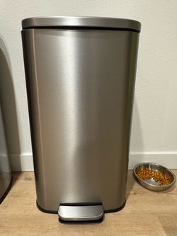 7.5 Gallon Garbage Can