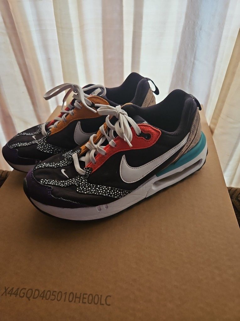 Nike Safari Ladies Shoes!! Nice!! Size 8.5-9