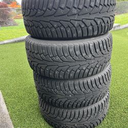 Nokian Hakkapeliitta Tires 235/45R17