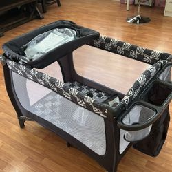 Xilingol 4-in-1 Pack and Play with Retractable Canopy, Portable Baby Crib with Carry Bag, Nursery Center with Changing Table, Baby Bassinet for Newbor