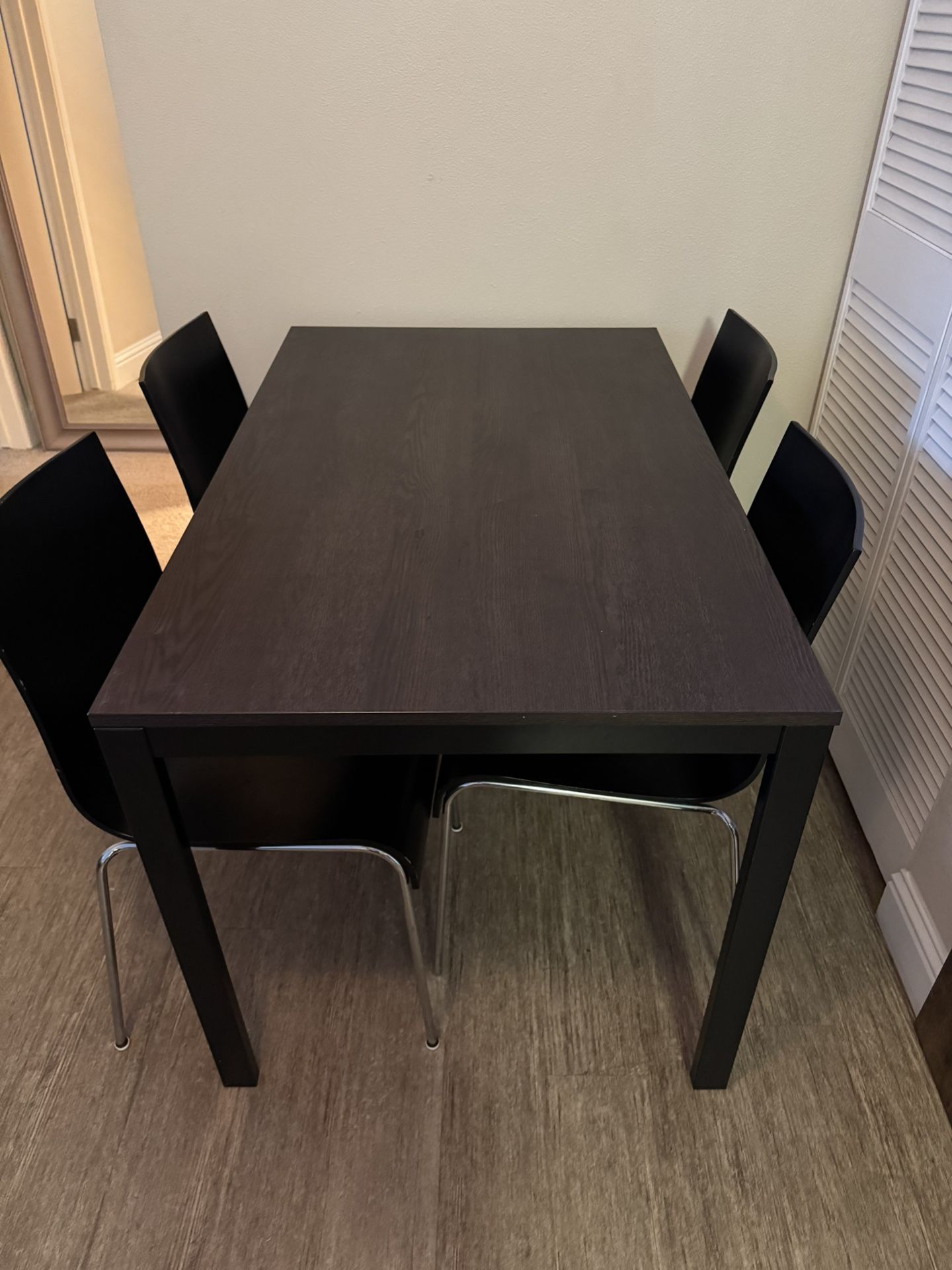 Expandable Dining Table with 4 Chairs