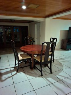 Round dinning table