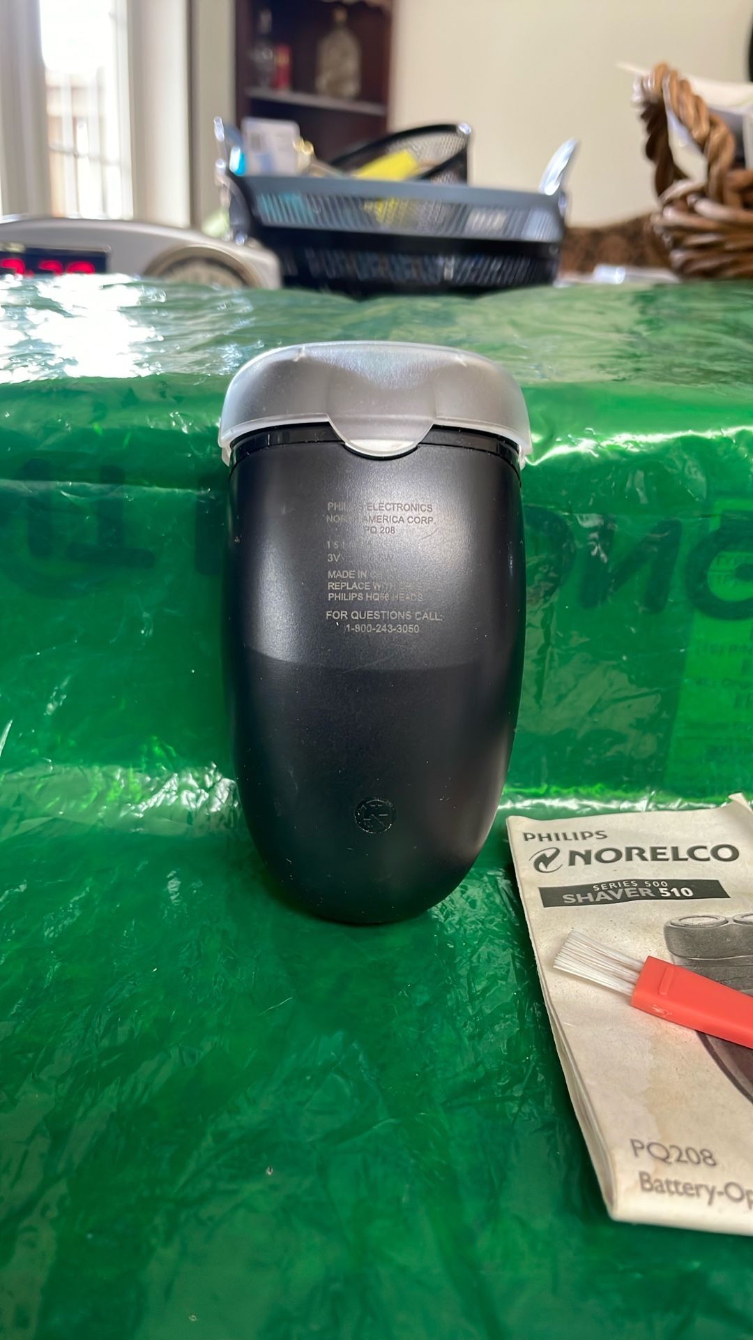 SHAVER - Phillips Battery Operated PQ 208