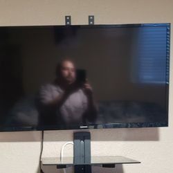 Samsung TV with mount 30"