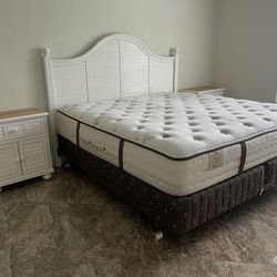 Bedroom Set  ( 5- Piece King Size  )..