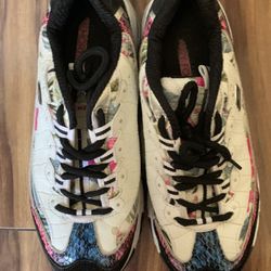 Sketchers Woman 9