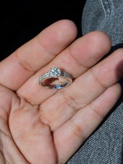 Size 7 18k White Gold Ring