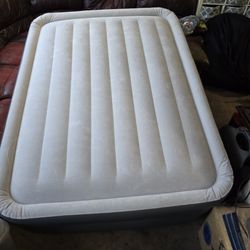 Intex Queen 20 inch Dura-Beam Deluxe Raised Air Bed Mattress with Built-in Pump