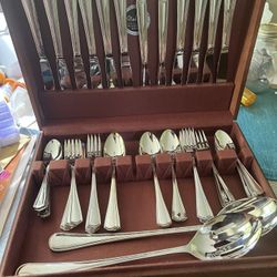 Oneida Silverplate 68-pieces In Wood Chest