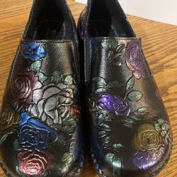 Néw Spring Step Womens Black Leather Clogs Embossed Floral Roses Size 6.5