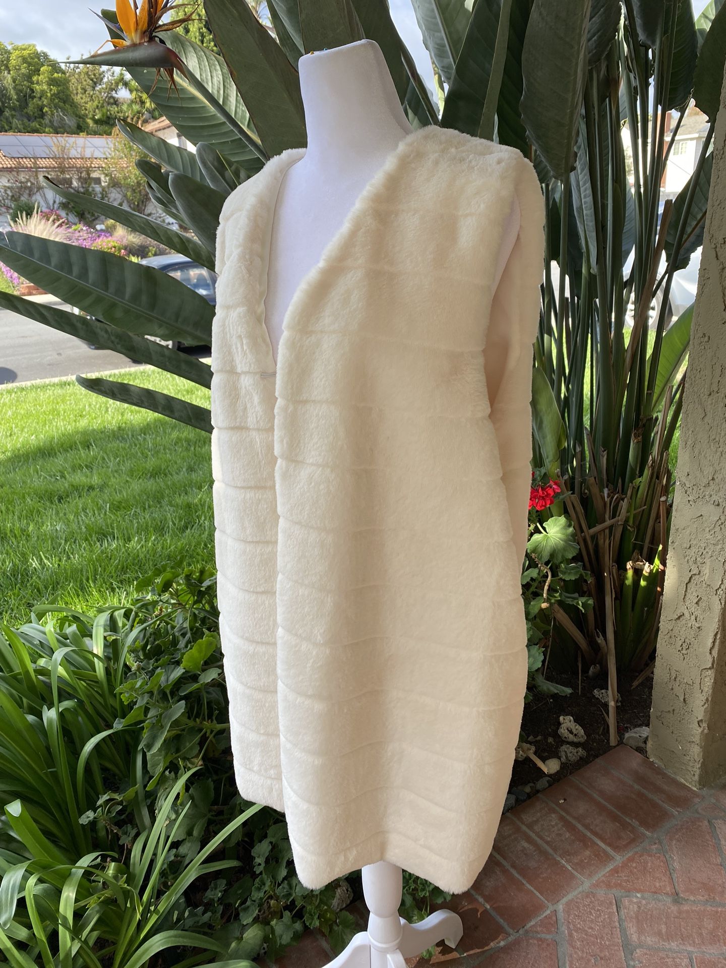 Women’s White Grooved Faux Fur Vest