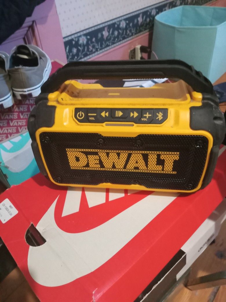 Dewalt 12/20 Volt Bluetooth Radio.  W/ Power Cable
