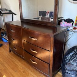 Dresser With Mirror