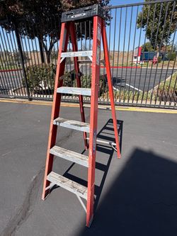 Werner Fiberglass Step Ladder