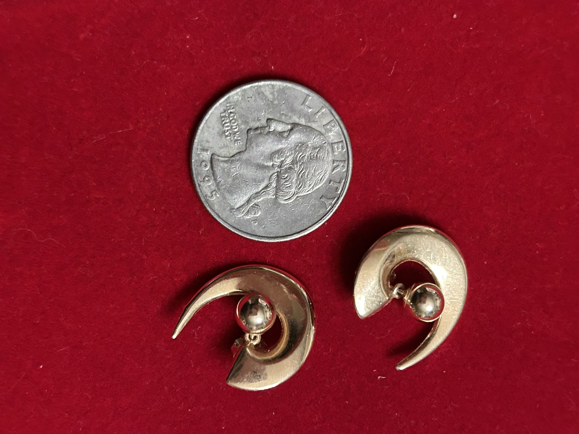 14k Solid Gold Vintage Crescent Shaped Earrings 1.4g.