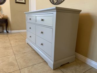 Munire 6 drawer dresser with Hutch for Sale in Riverside, CA - OfferUp