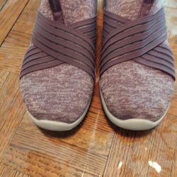 Comfy Pair Of Sketchers.   Size 8.5