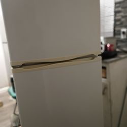 Whirlpool refrigerator 24 in white refrigerator