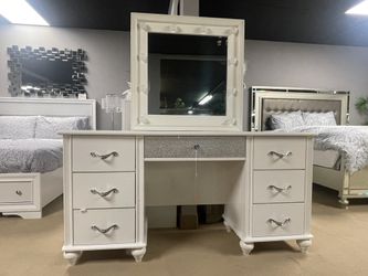 White 7 Drawer Vanity Desk w/ Lighted Mirror / Hollywood style mirror