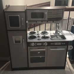Play kitchen — Moving sale — Negotiable