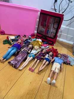 Barbie Fashionistas Ultimate Closet  + 5 barbies one Ken & clothes and wheel box to storage