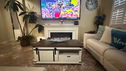 Beautiful white farmhouse coffee table in excellent condition
