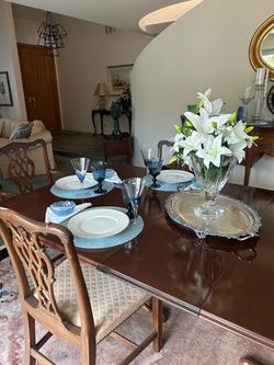 Vintage Elegant Mahogany Dining w/6 Chairs and 3 leaves
