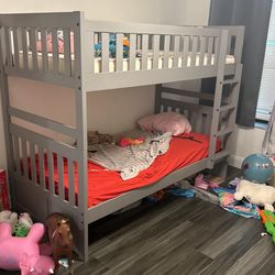 Twin bunkbeds