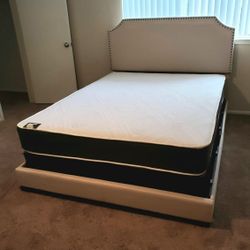NEW Queen-Size MATTRESS and BOX SPRING. Bed frame not included👍