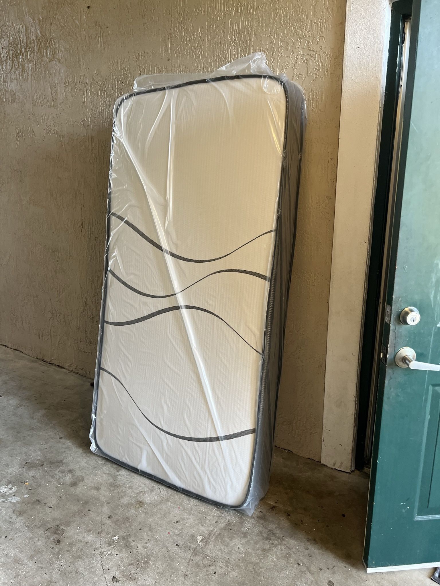 Mattresses: twin full  queen regular  Colchon Nuevo Colchones plush or pillow top available cama bed mattress