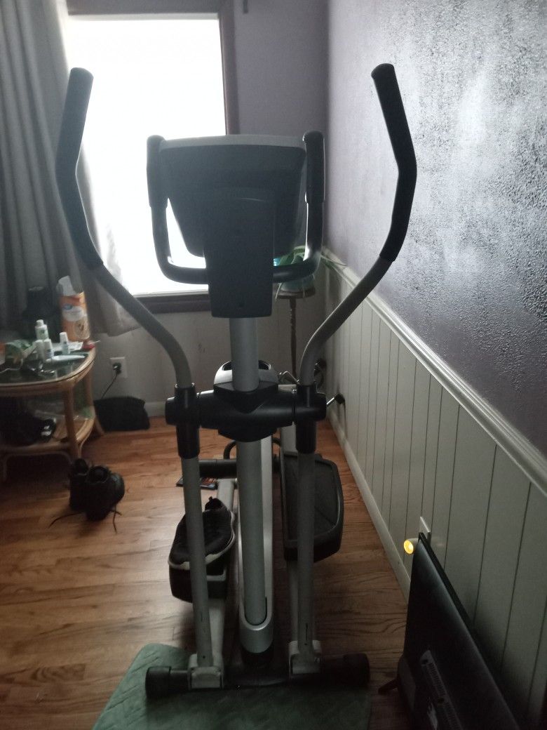 Proform Elliptical Machine Tested Works Great In Like New Condition. Cash Only Pickup Only