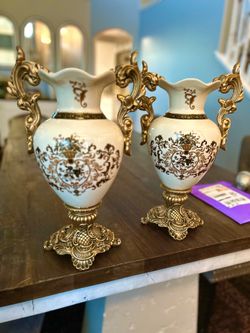 2x Gold Decorative Vases a