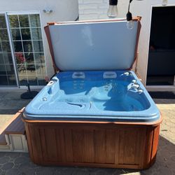 Sundance Hot Tub $2,800 Or Best Ofert.