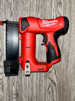 Milwaukee M12 23-Gauge Pin Nailer