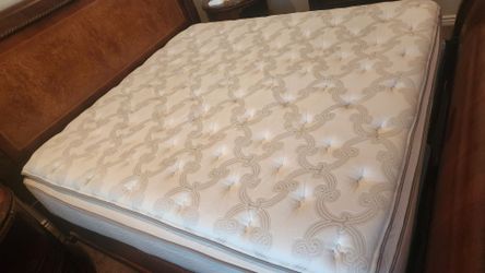 Thomasville king size mattress. Pick up only.