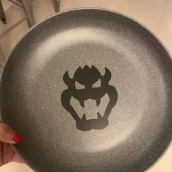 Super Nintendo World - Bowser Plate 