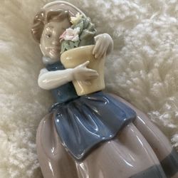 Lladro Woman Figurine 