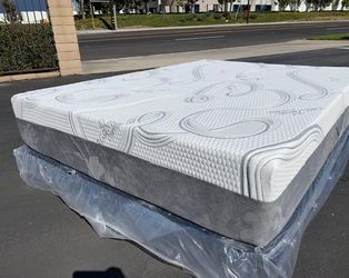 Queen Organic Hybrid Cooling Gel Memory Foam Mattress!!