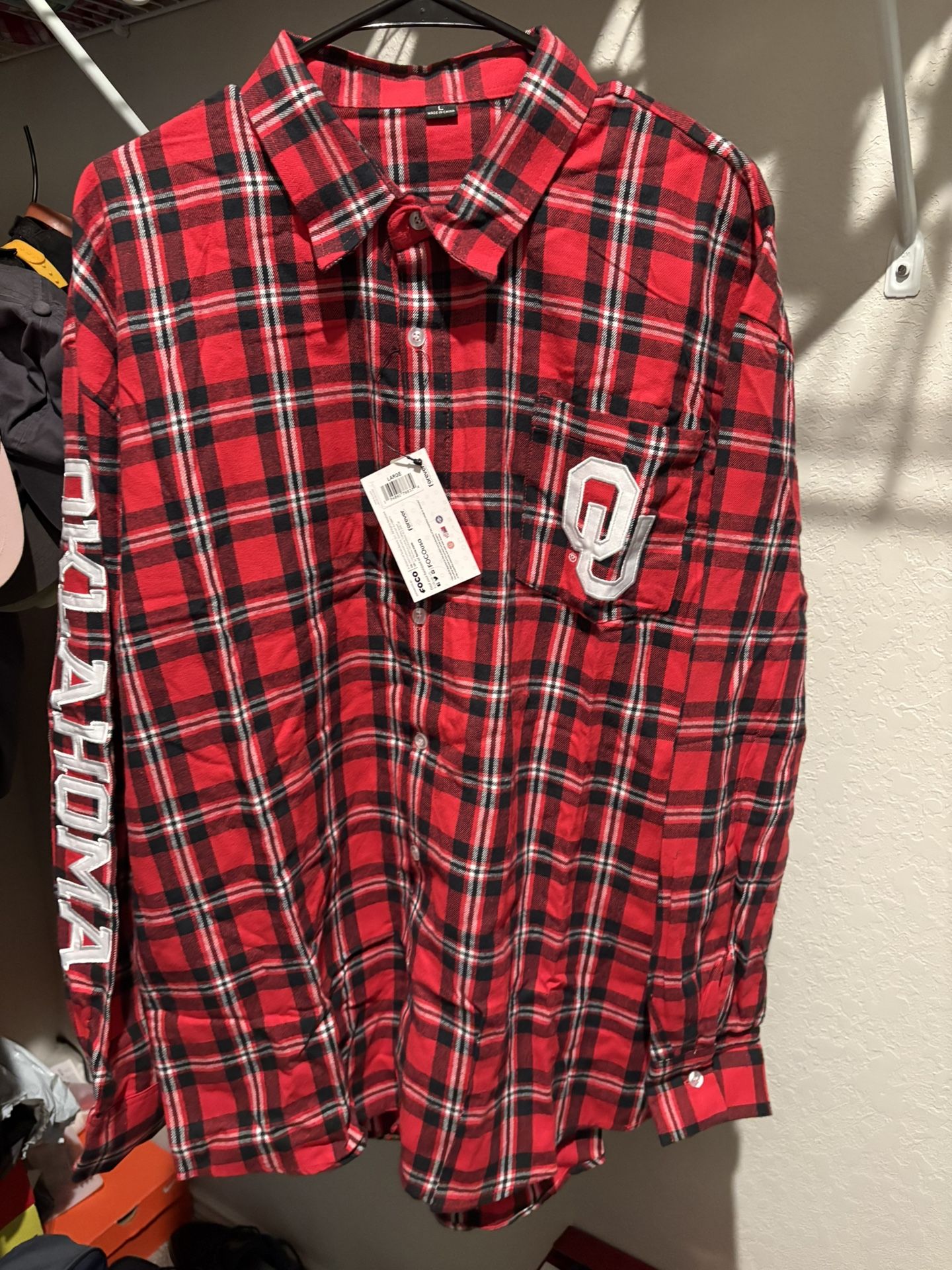 FOCO Men’s Oklahoma Sooners Red And Black Plaid Flannel Button Up Long sleeve Shirt