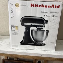 KitchenAid Classic Series 4.5-Quart Tilt-Head Stand Mixer in Onyx Black (Model K45SSOB)