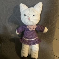 Amigurumi kitty in lilac dress