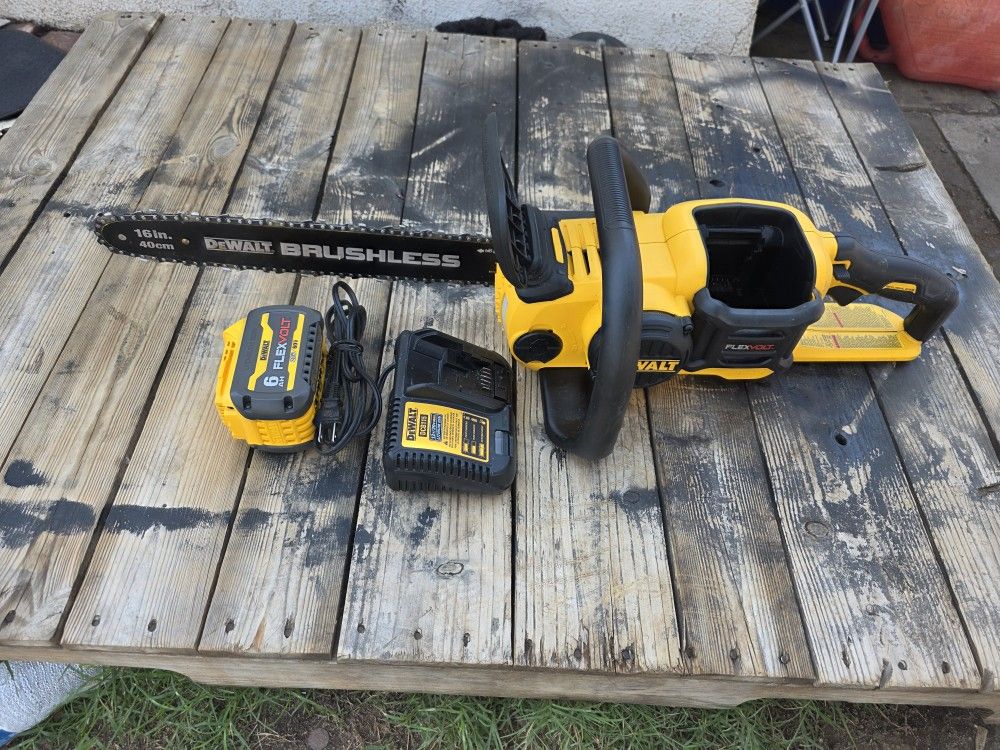 DEWALT
FLEXVOLT 60V MAX 16in. Brushless Cordless Battery Powered Chainsaw Kit with (1) FLEXVOLT 6 Ah Battery & Charger
