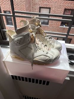 White and pink Jordan 6 men’s 5.5