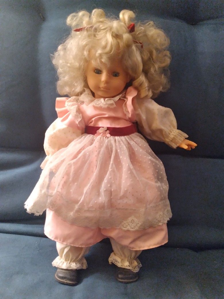 Vintage FAMOSA baby doll, She is 21 inches tall