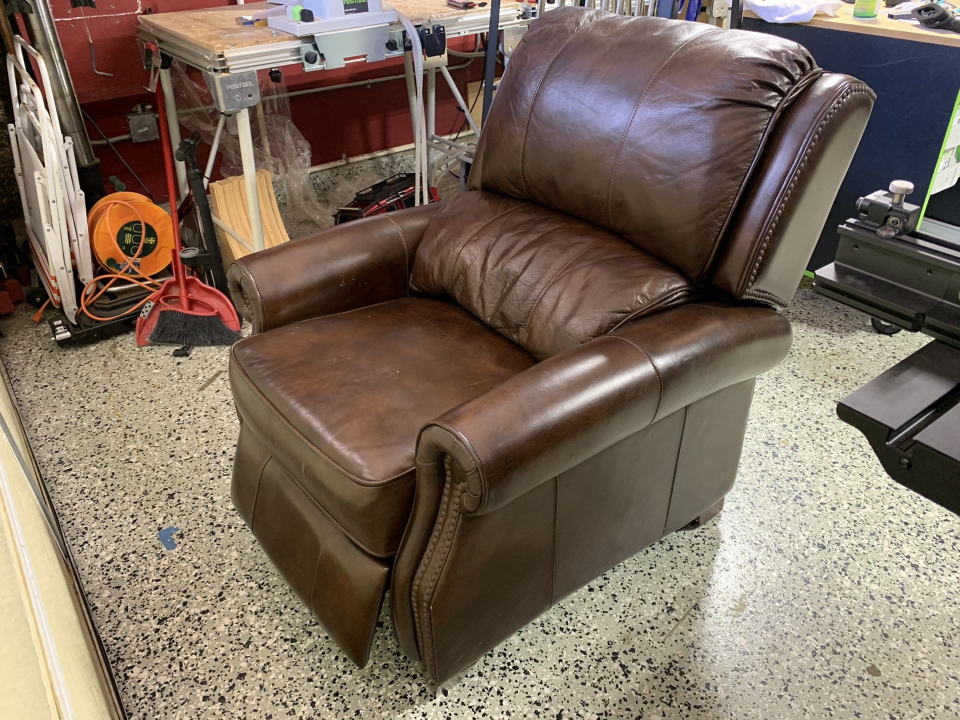 Lazyboy reclining Carleton brown leather chair. for Sale in Yorba