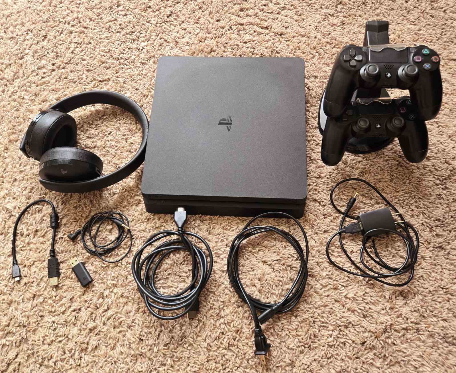 Playstation SONY 4, 500GB Slim System CUH-2015A + 2 Controllers + Headphones + 12 Games