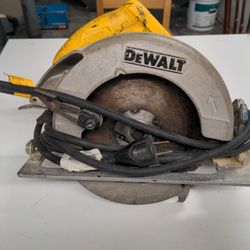 DEWALT DWE575 71/4" Lightweight Circular Saw